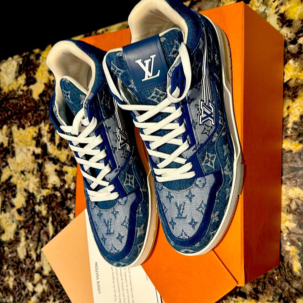 Louis Vuitton Monograms size 9 U.K!! Size 10 in U.S size!!